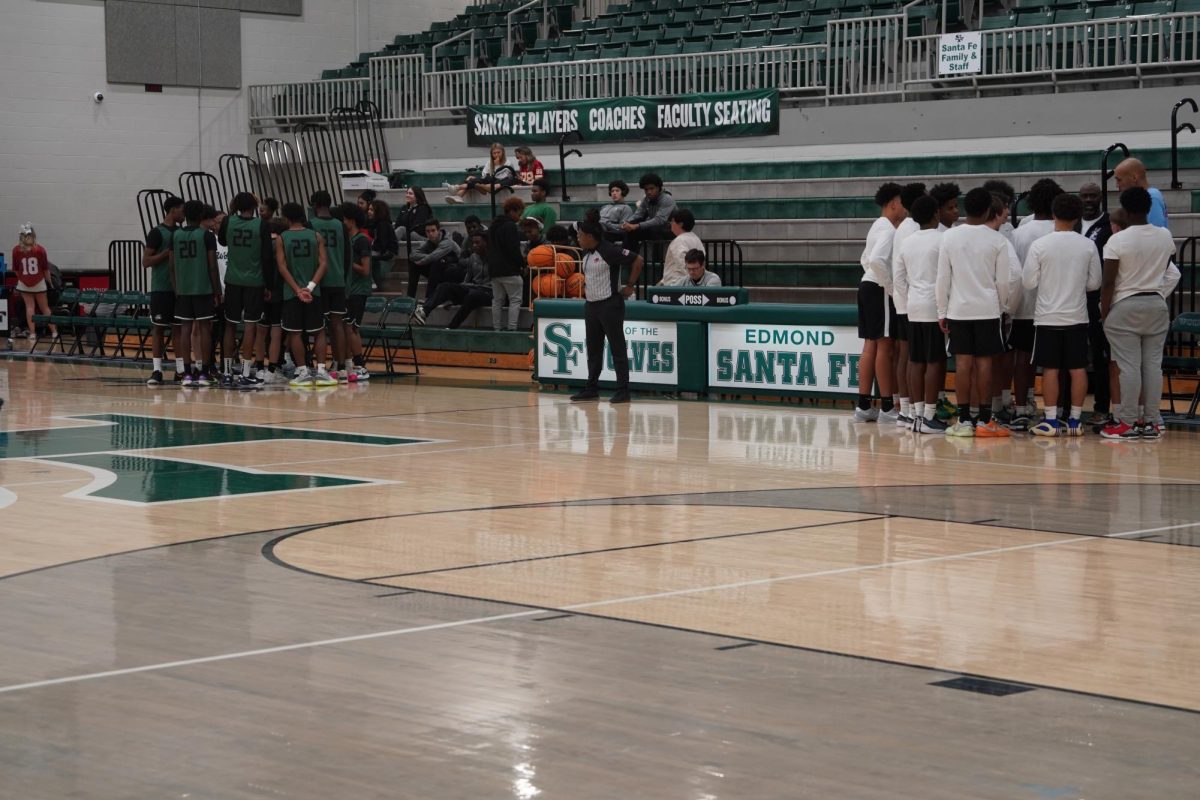 Santa Fe and Lawton Ike jv boys teams huddled