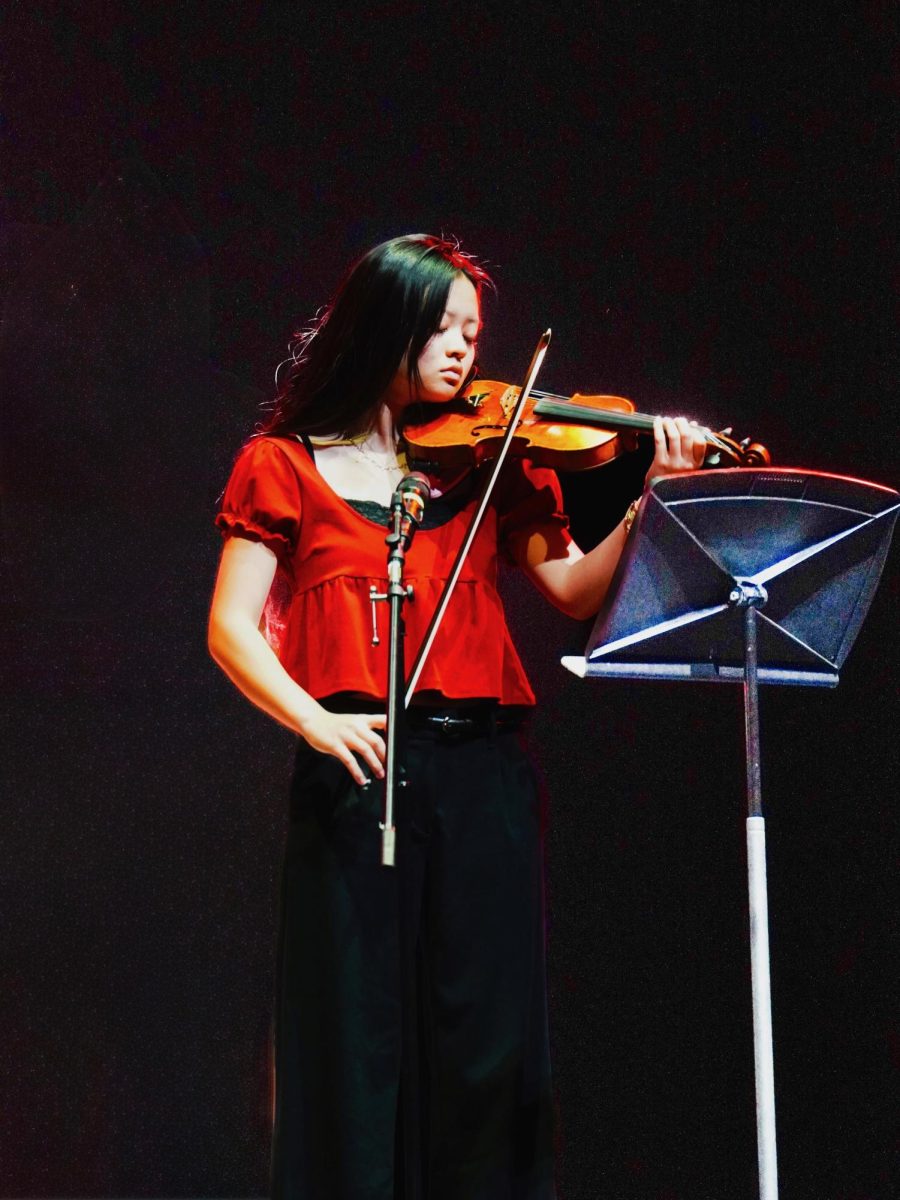 Shum played the violin part in Phoebe Bridgers "I Know The End" at Debut 2025.